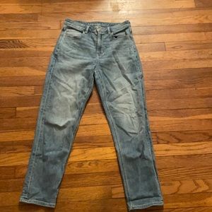 AE size 6 regular light wash mom jeans. High waist